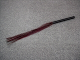 Flogger 7-schwaenzig mit roten Lederstriemen Laenge 48 cm